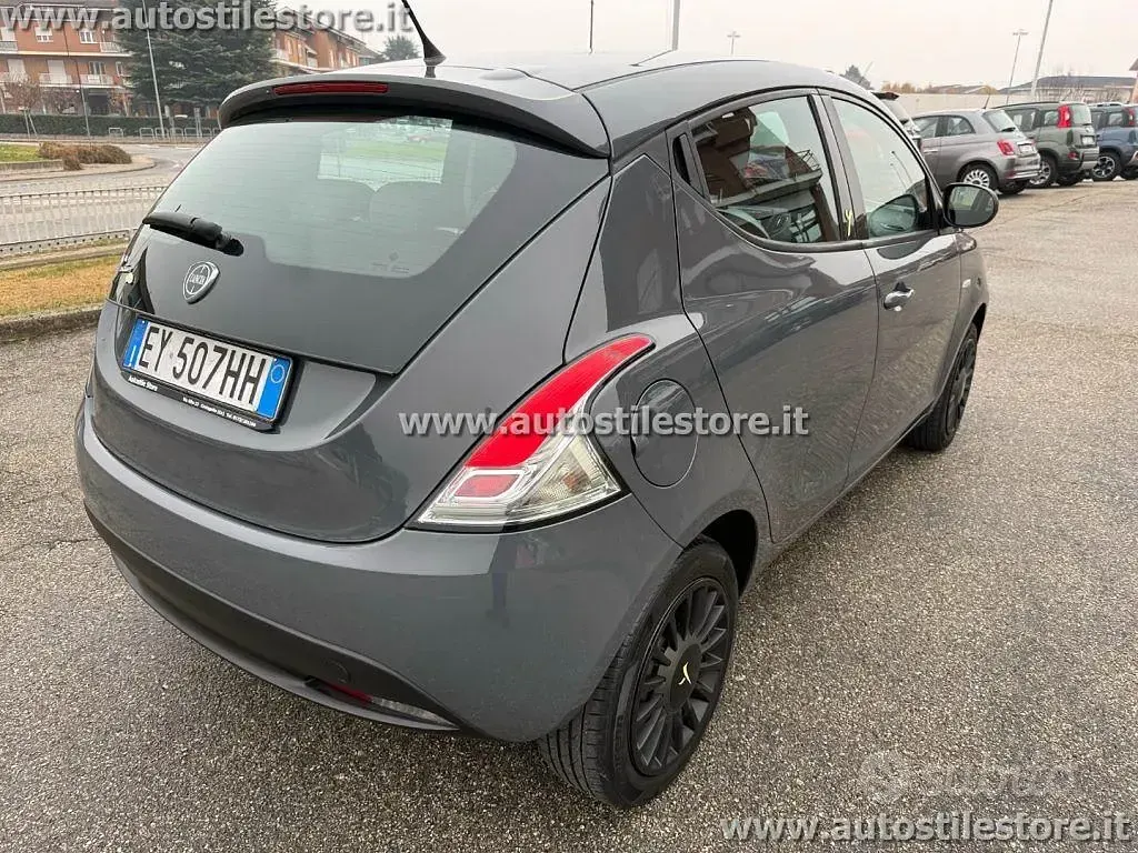Usata Lancia Ypsilon 95 CV (69 kW) 2015 Grigio Utilitaria