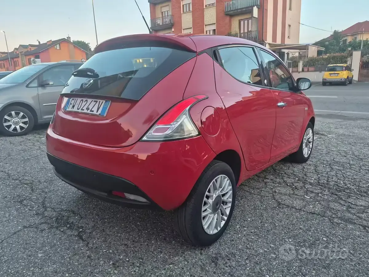 Usata Lancia Ypsilon 85 CV (62 kW) 2014 Rosso Utilitaria