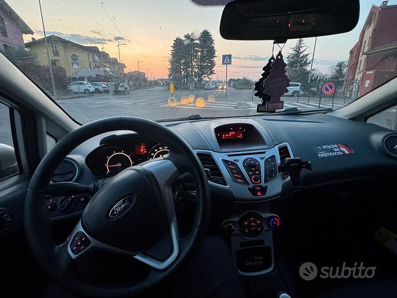 Usata Ford Fiesta Titanium 60 CV (44 kW) 2012 Grigio Utilitaria