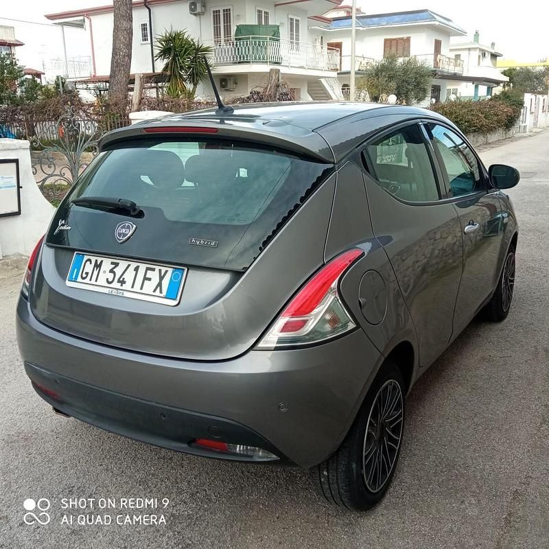 Usata Lancia Ypsilon Gold 69 CV (50 kW) 2023 Grigio Utilitaria