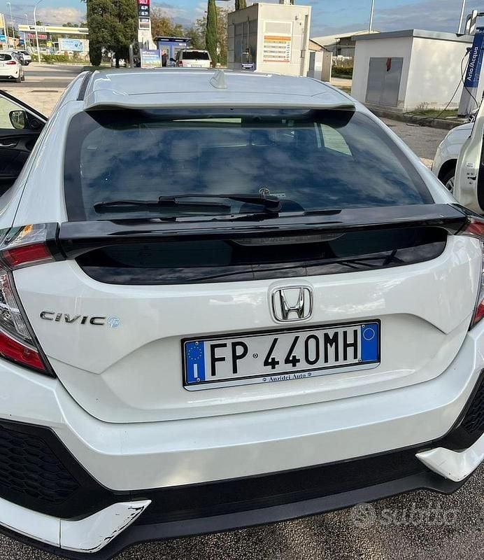 Begagnad Honda Civic Comfort 129 HK (94 kW) 2018 Vit Sedan