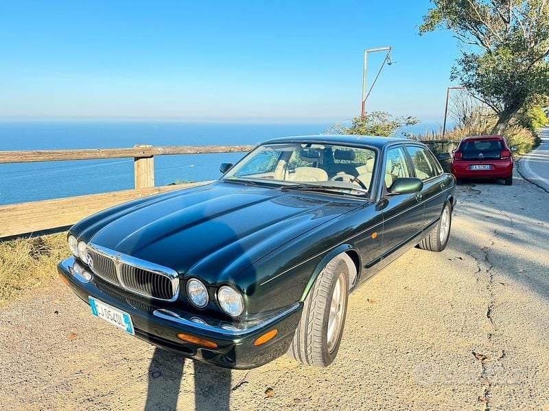 Usata Jaguar XJ8 1998 Verde Berlina