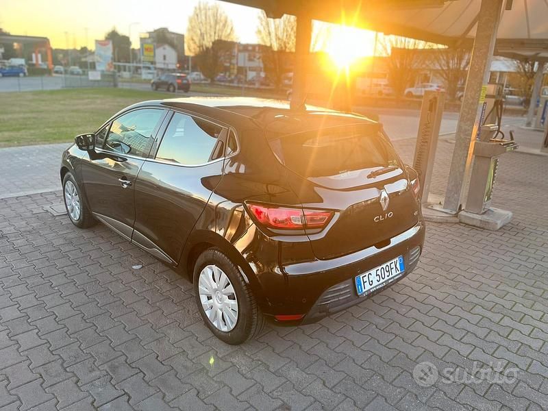 Usado Renault Clio IV 75 CV (55 kW) 2016 Negro Utilitario