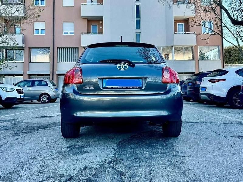 Usata Toyota Auris 124 CV (91 kW) 2009 Grigio Utilitaria
