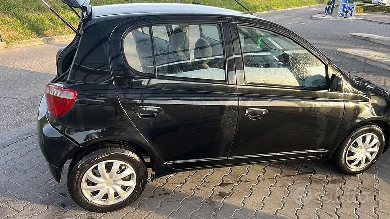 Usata Toyota Yaris 68 CV (50 kW) 2001 Nero Utilitaria