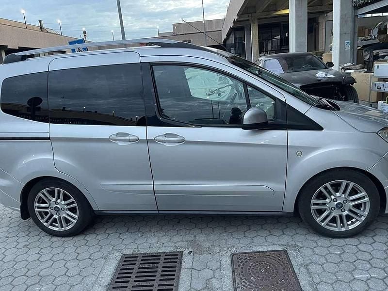 Usata Ford Courier 75 CV (55 kW) 2017 Grigio Monovolume