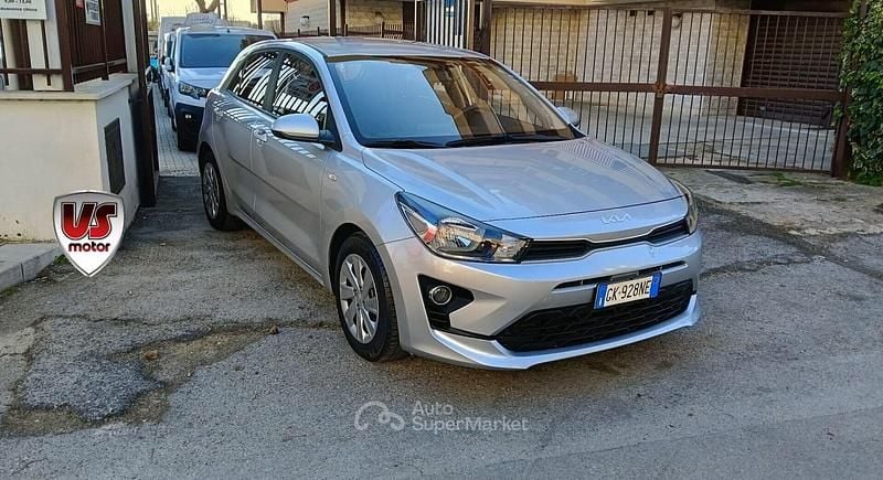 Usata Kia Rio Urban 82 CV (60 kW) 2022 Argento Berlina