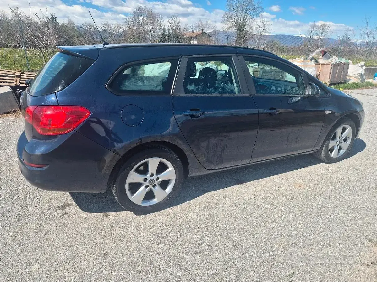Usata Opel Astra 110 CV (80 kW) 2011 Blu Station wagon