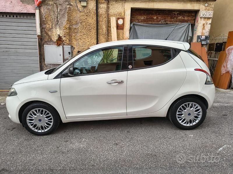 Usata Lancia Ypsilon 69 CV (50 kW) 2016 Bianco Utilitaria
