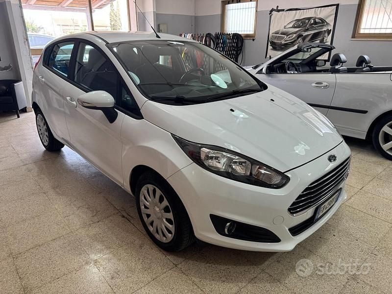 Gebraucht Ford Fiesta 95 PS (69 kW) 2016 Weiß Limousine