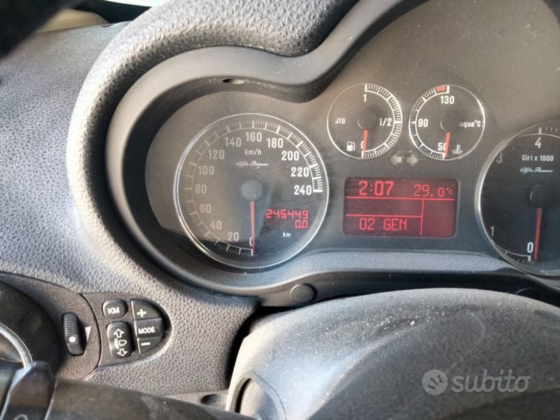 Usata Alfa Romeo 147 116 CV (85 kW) 2003 Rosso Utilitaria