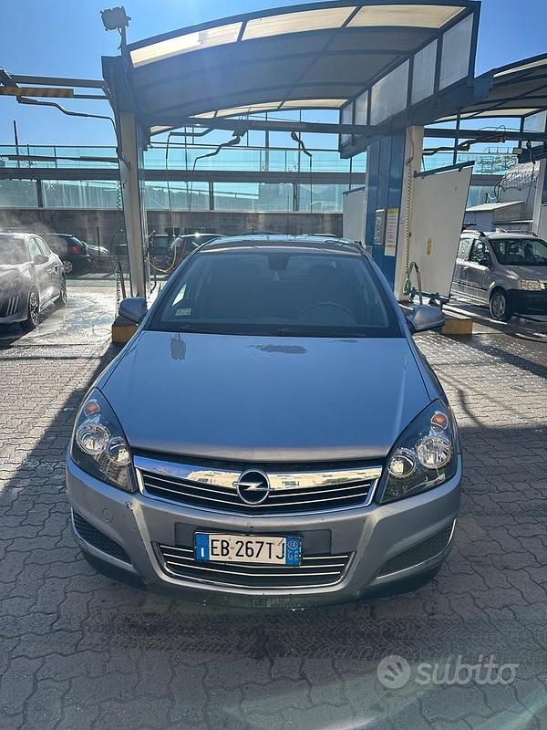 Usata Opel Astra Edition 110 CV (80 kW) 2010 Grigio Station wagon