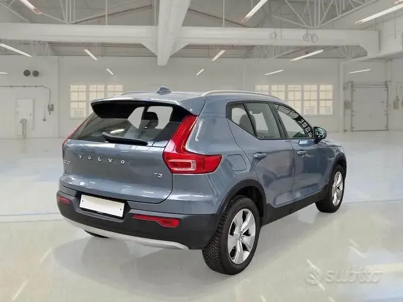Usata Volvo XC40 Momentum 163 CV (119 kW) 2022 Grigio SUV