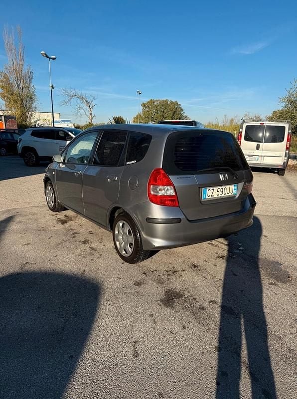Usata Honda Jazz 78 CV (57 kW) 2006 Grigio Utilitaria