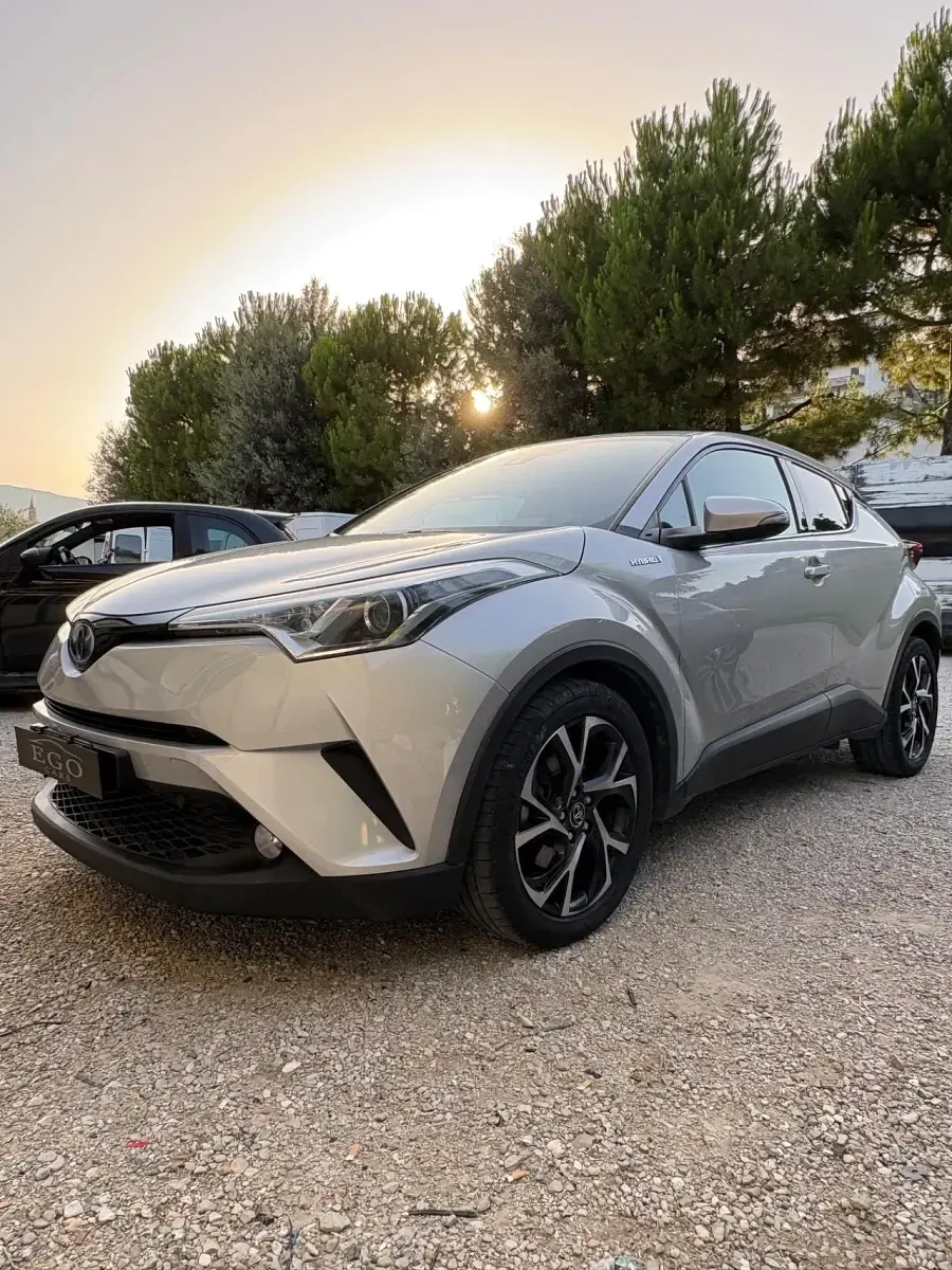Usata Toyota C-HR Style 97 CV (71 kW) 2019 Argento SUV