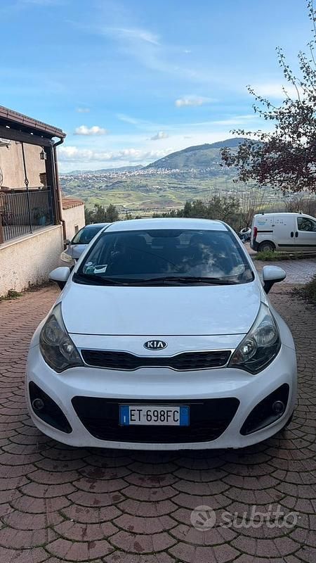 Usata Kia Rio Active 75 CV (55 kW) 2013 Bianco Berlina