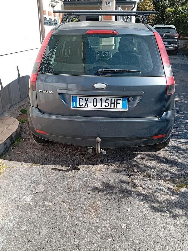 Usata Ford Fiesta 75 CV (55 kW) 2005 Grigio Utilitaria