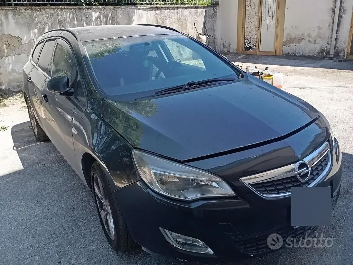 Usata Opel Astra 140 CV (102 kW) 2013 Nero Station wagon