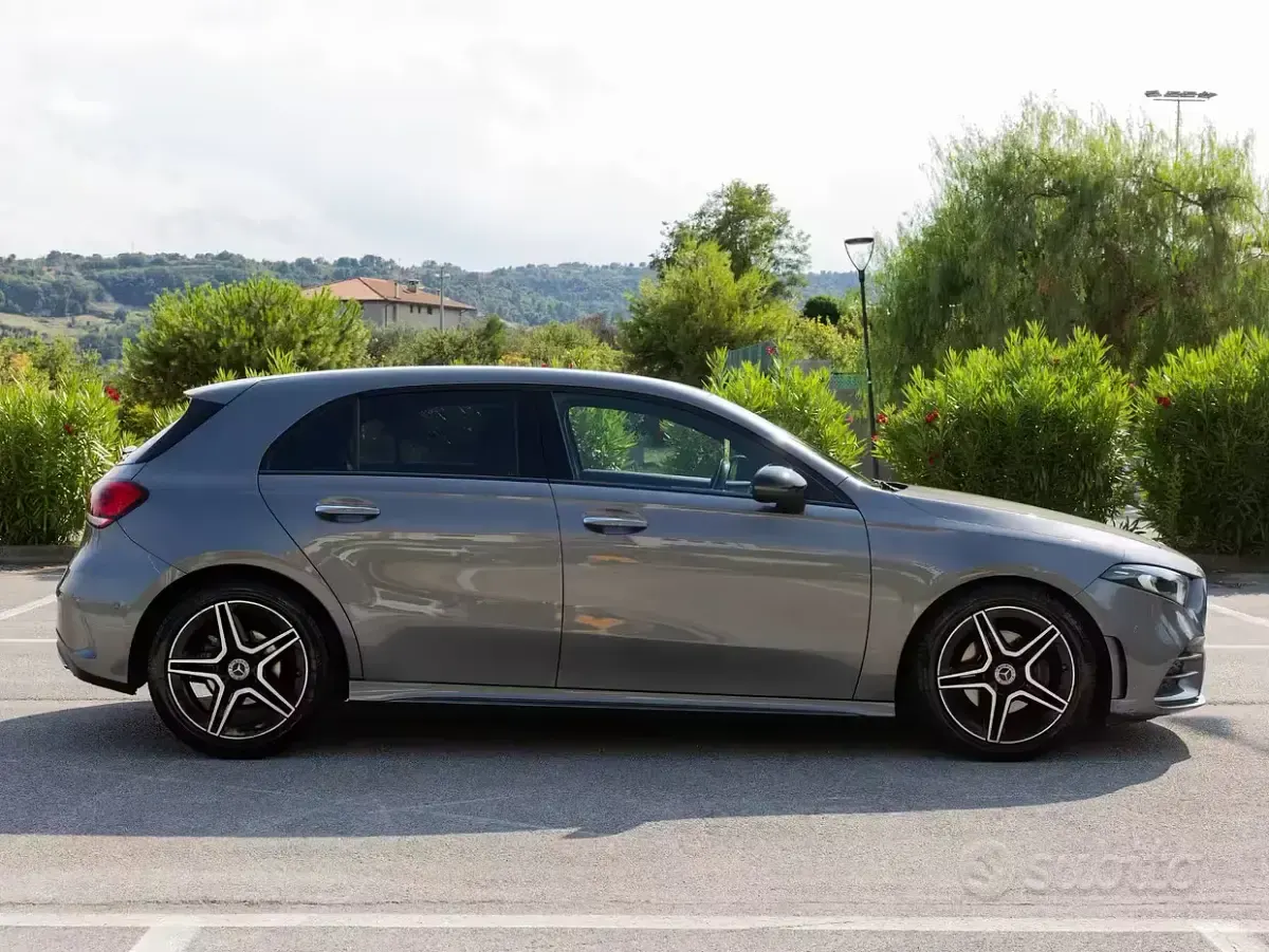 Usata Mercedes A180 Premium 116 CV (85 kW) 2019 Grigio Berlina