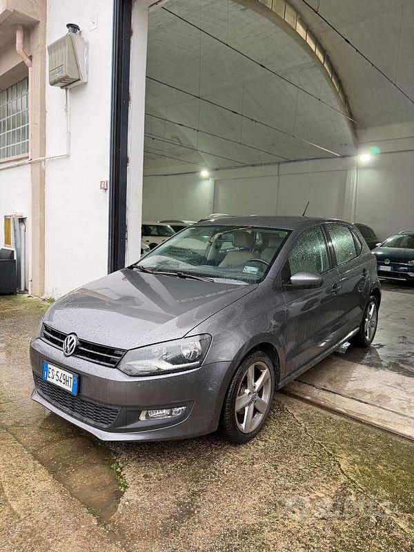 Grigio Usata 2013 VW Polo Comfortline Tre volumi | 6300 € (Buon prezzo) - Immagine 1/4