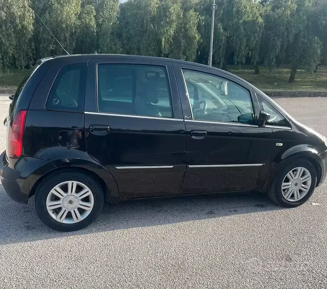 Usata Lancia Musa 101 CV (74 kW) 2004 Marrone Monovolume