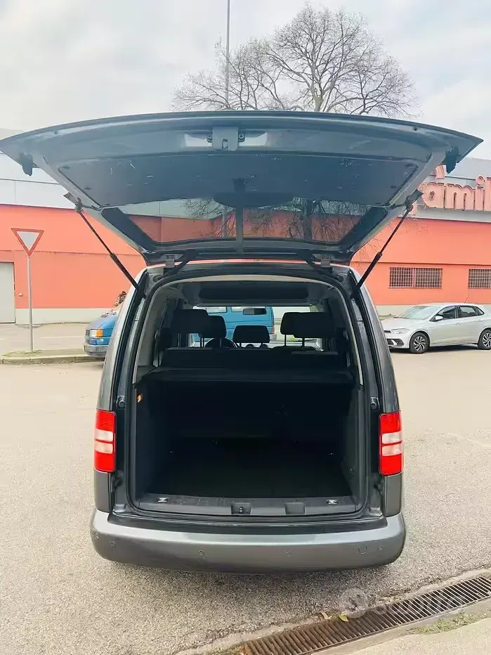 Usata VW Caddy Comfortline 102 CV (75 kW) 2011 Grigio Monovolume