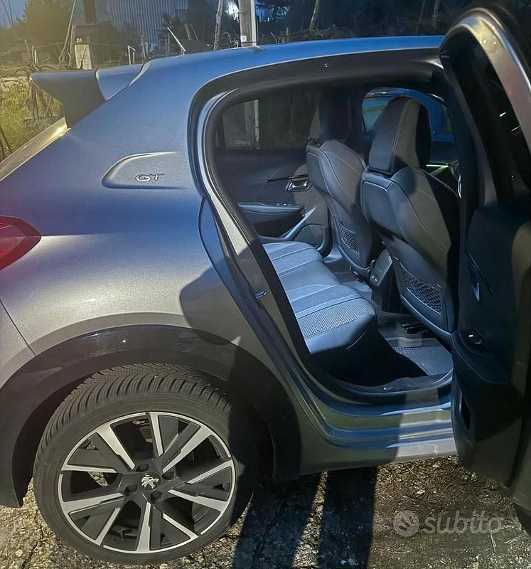 Usata Peugeot 208 GT-line 131 CV (96 kW) 2022 Grigio Utilitaria