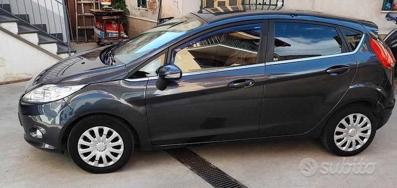 Usata Ford Fiesta Titanium 70 CV (51 kW) 2010 Blu Utilitaria
