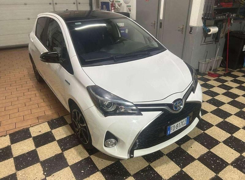Bianco gelato/tetto nero Usata 2016 Toyota Yaris Hybrid Style Tre volumi | 11.250 € (Buon prezzo) - Immagine 1/4