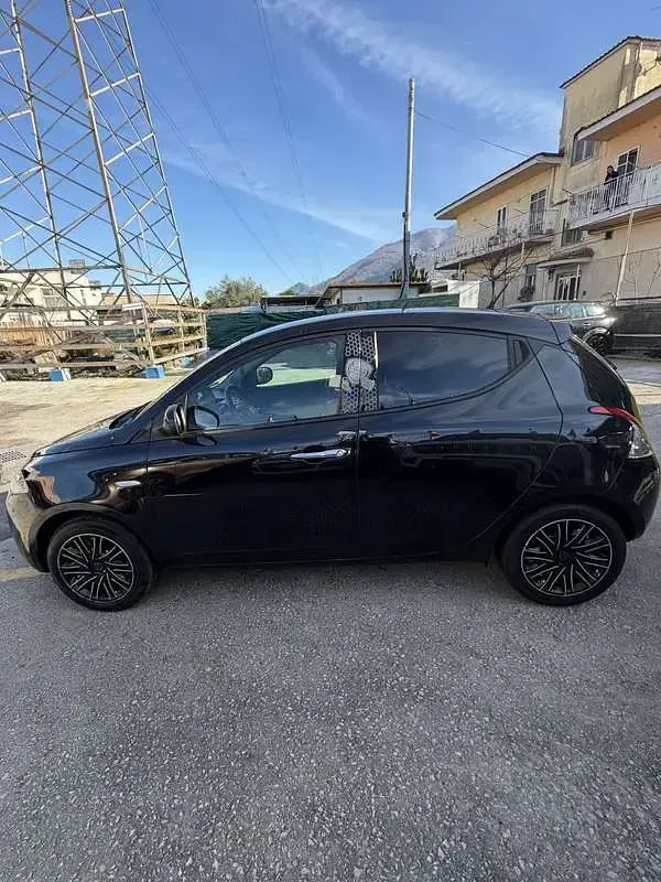 Usata Lancia Ypsilon Gold 69 CV (50 kW) 2018 Utilitaria