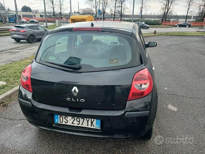 Usata Renault Clio II 75 CV (55 kW) 2007 Nero Berlina