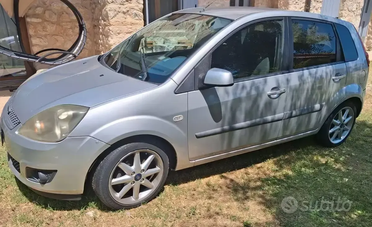 Usata Ford Fiesta 68 CV (50 kW) 2007 Grigio Utilitaria
