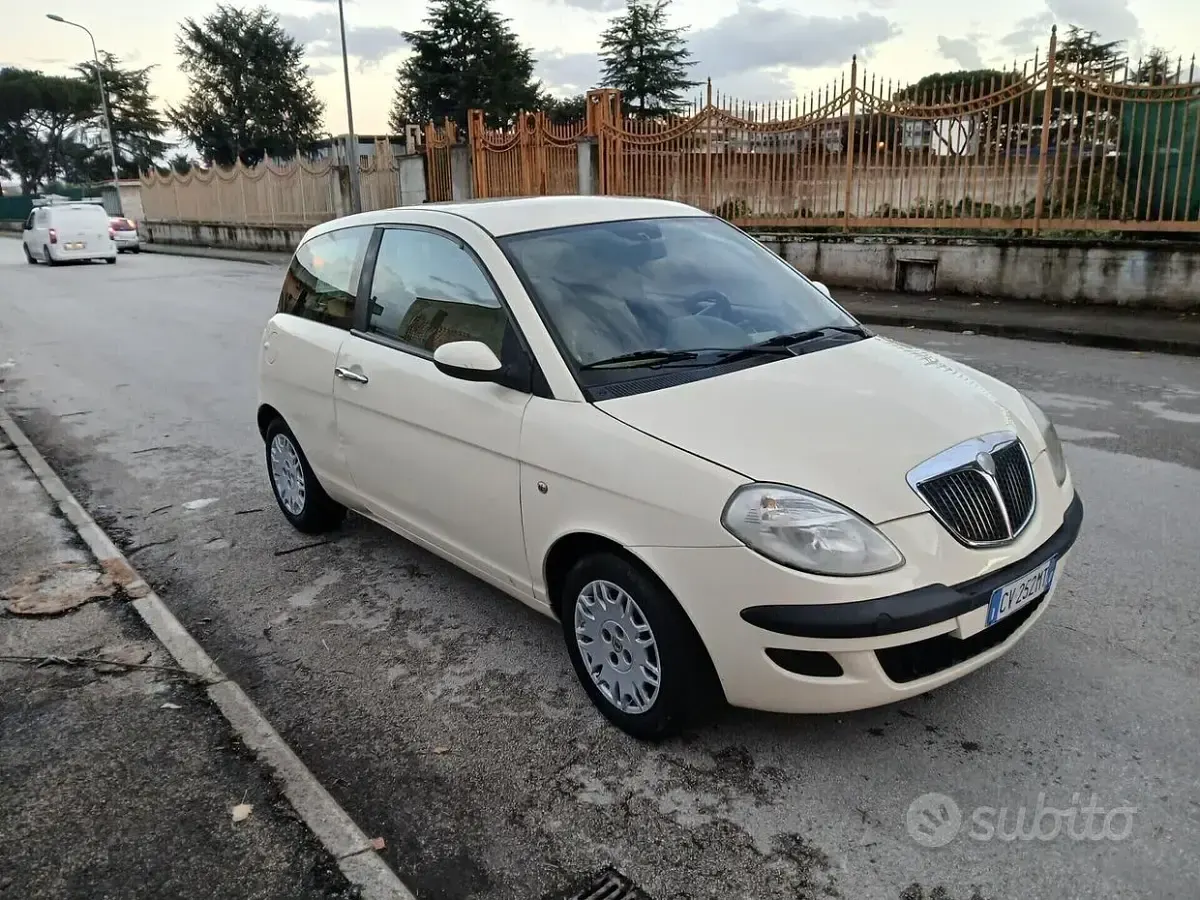 Usata Lancia Ypsilon 60 CV (44 kW) 2005 Nero Utilitaria
