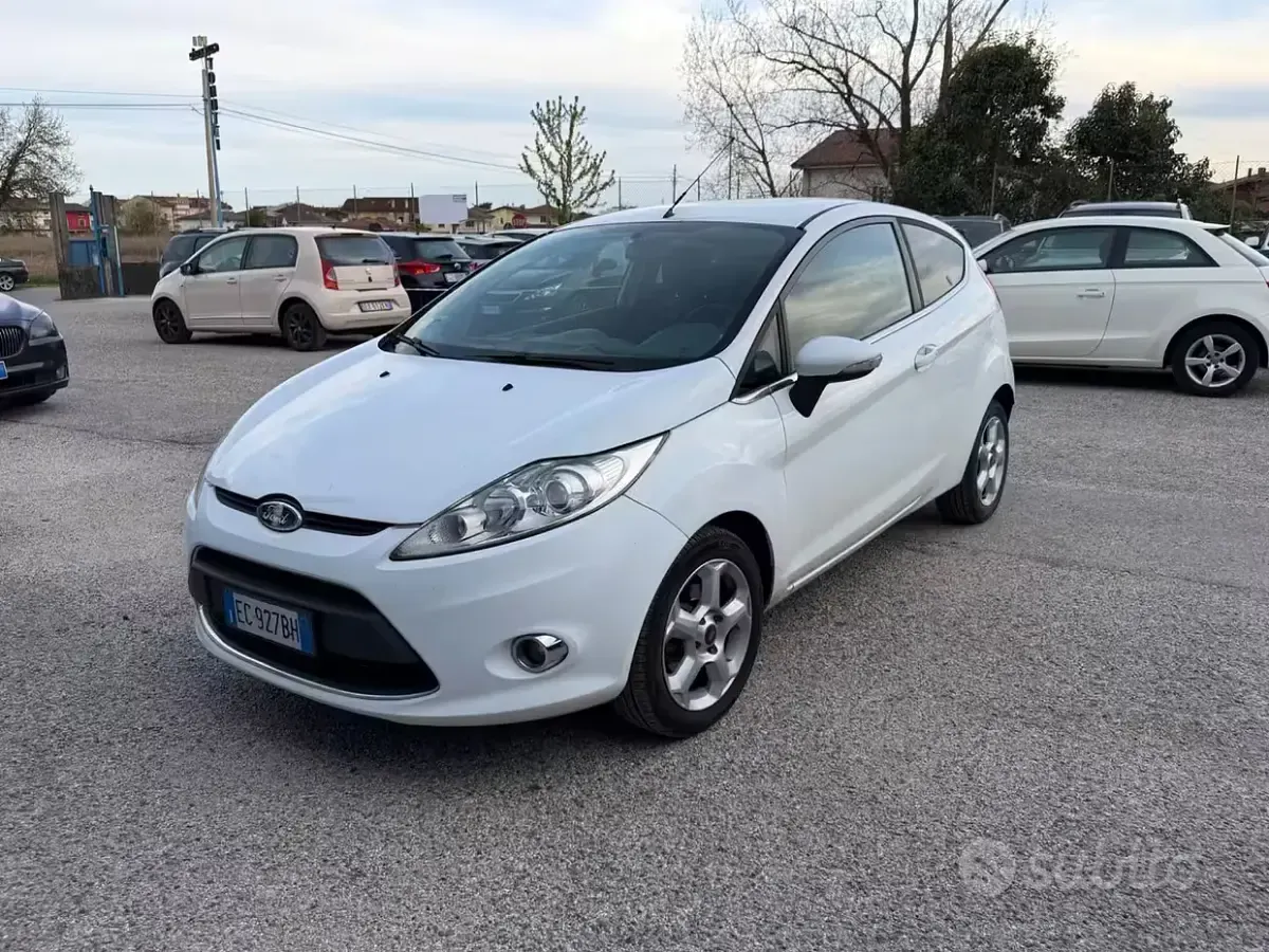 Usata Ford Fiesta 90 CV (66 kW) 2010 Bianco Berlina