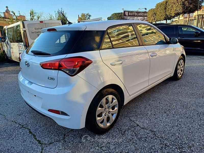 Usata Hyundai i20 Comfort 84 CV (61 kW) 2016 Bianco Berlina