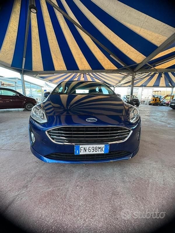 Blu Usata 2018 Ford Fiesta Tre volumi | 8950 € (Ottimo prezzo) - Immagine 1/4