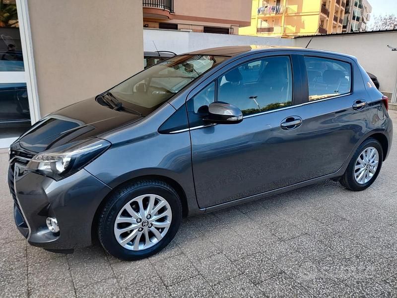 Usata Toyota Yaris 90 CV (66 kW) 2014 Grigio Utilitaria