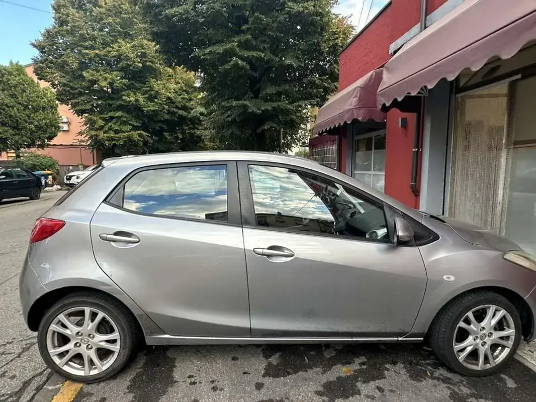 Usata Mazda 2 Inclusive 86 CV (63 kW) 2009 Argento Utilitaria