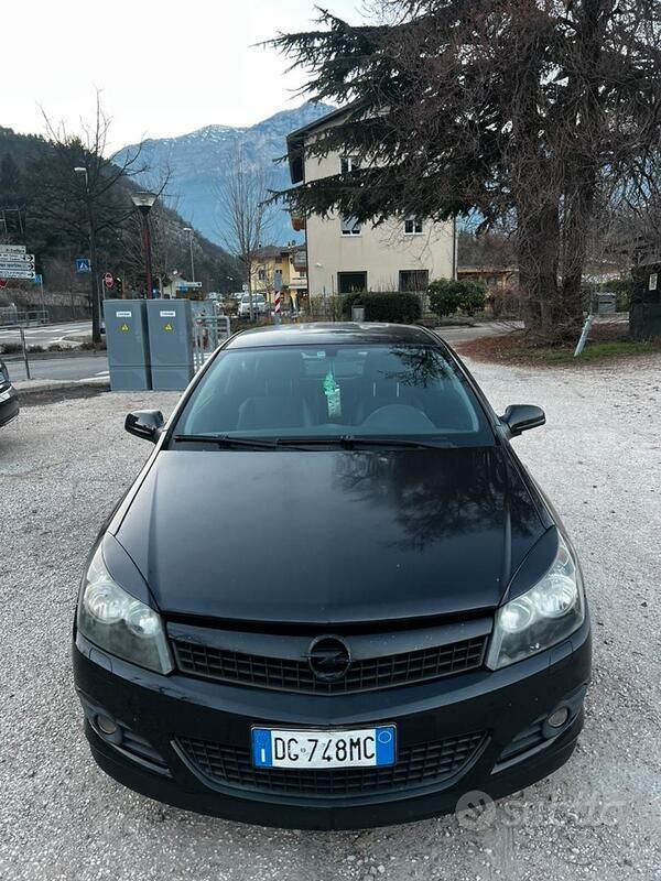 Nero Usata 2007 Opel Astra Tre volumi | 2500 € (Molto cara) - Immagine 1/4