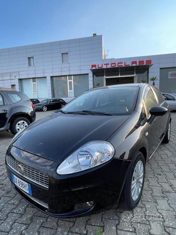 Nero Usata 2010 Fiat Grande Punto Due volumi | 2550 € (Buon prezzo) - Immagine 1/4