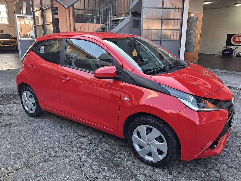 Usata Toyota Aygo X-play 69 CV (50 kW) 2016 Rosso Utilitaria