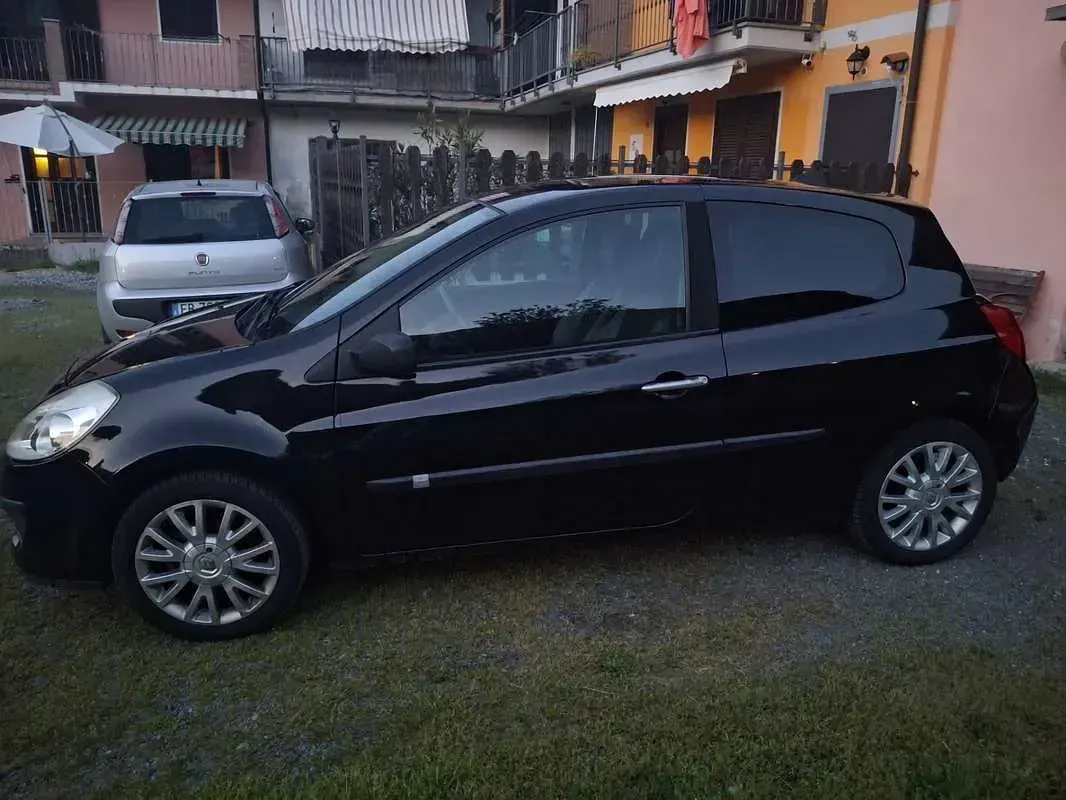 Usata Renault Clio II LE 75 CV (55 kW) 2009 Berlina