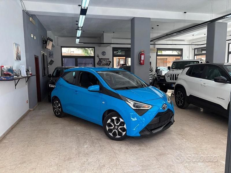 Blau Gebraucht 2019 Toyota Aygo X-wave Kleinwagen | 12.990 € (Teuer) - Bild 1/4