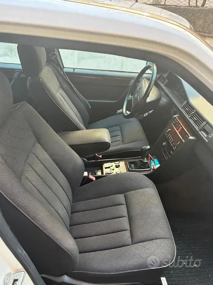 Usata Mercedes E200 109 CV (80 kW) 1994 Bianco Berlina