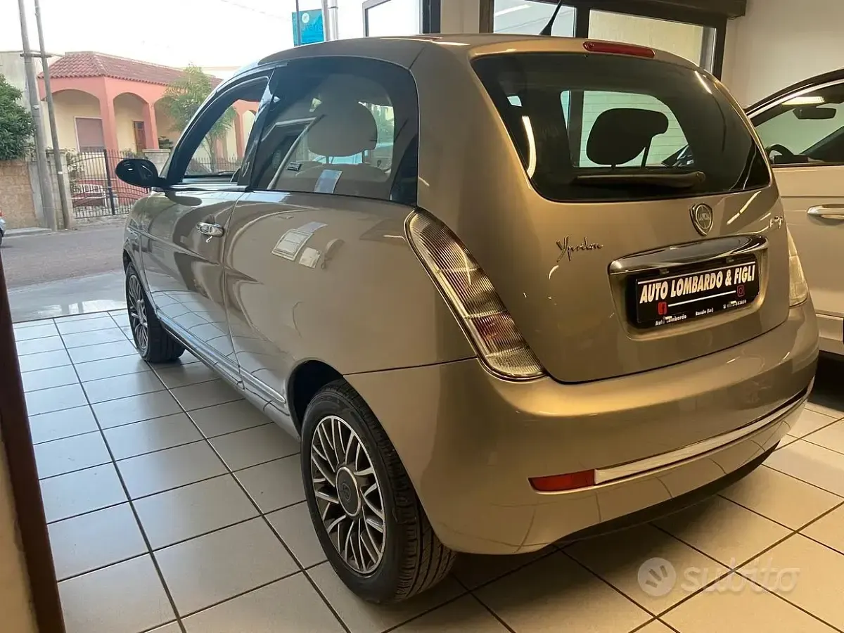 Usado Lancia Ypsilon Gold 75 CV (55 kW) 2012 Amarillo Utilitario