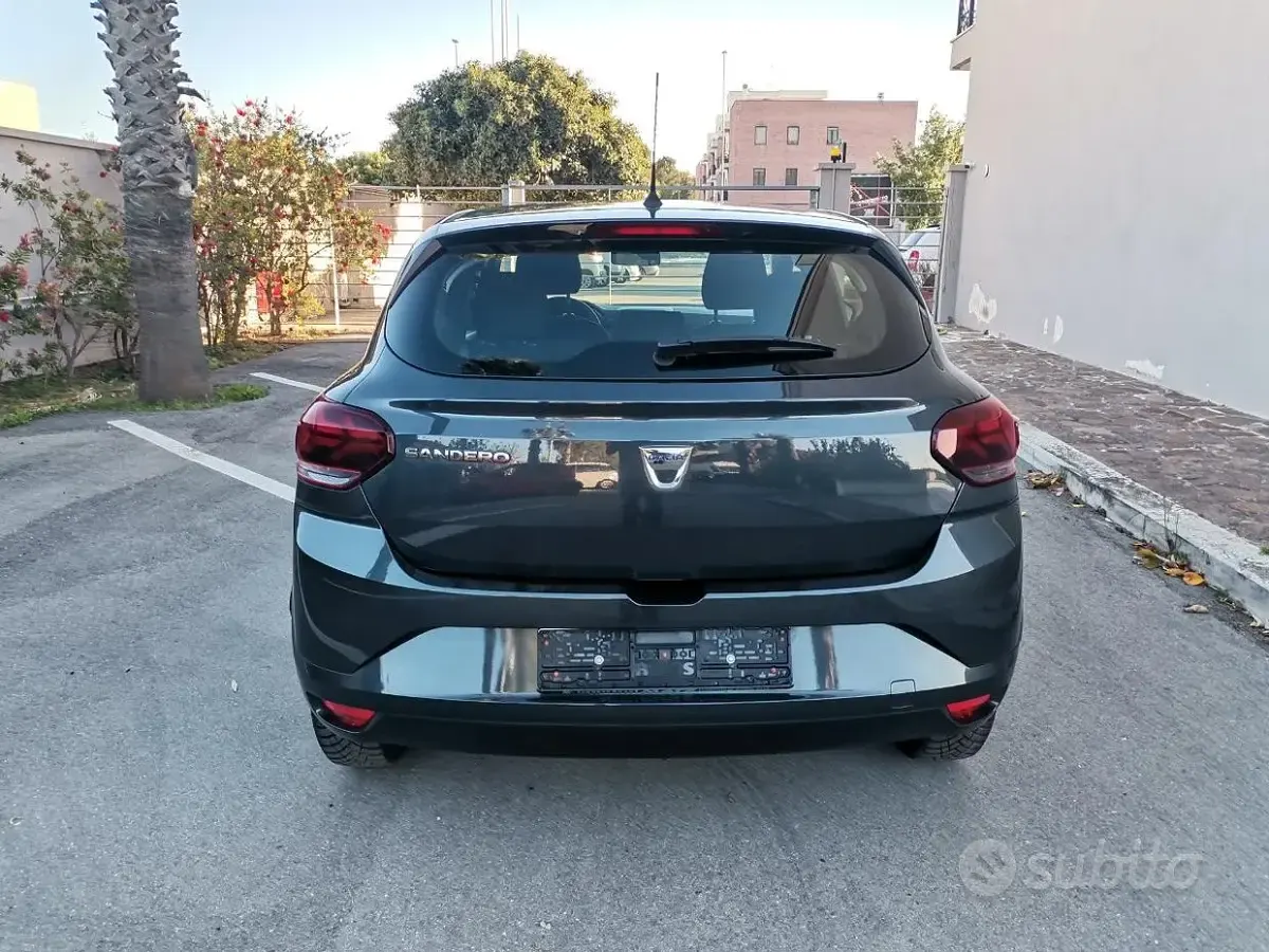 Usata Dacia Sandero Essentiel 101 CV (74 kW) 2022 Grigio Berlina