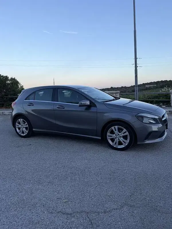 Usata Mercedes A180 Premium 109 CV (80 kW) 2016 Utilitaria