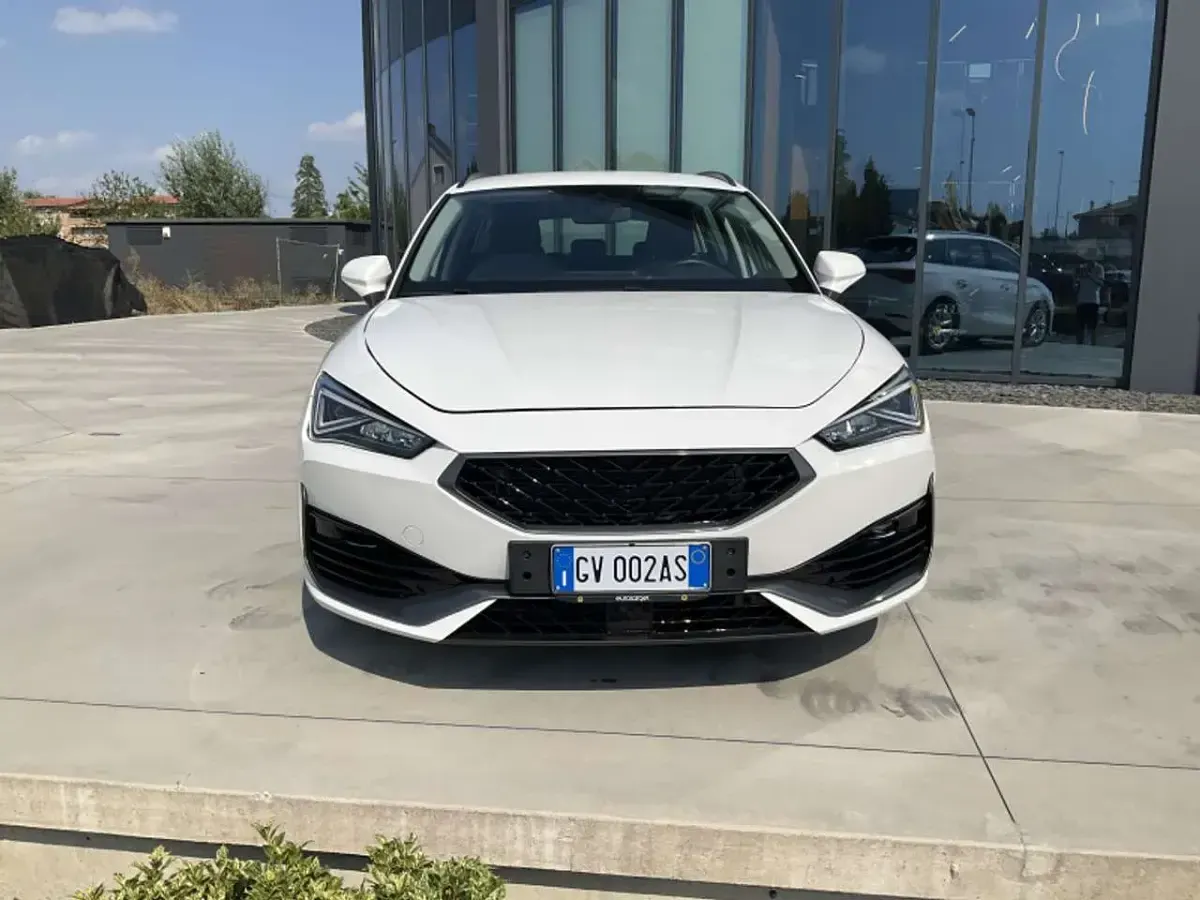 Usata Seat Leon Business 110 CV (80 kW) 2024 Bianco SUV