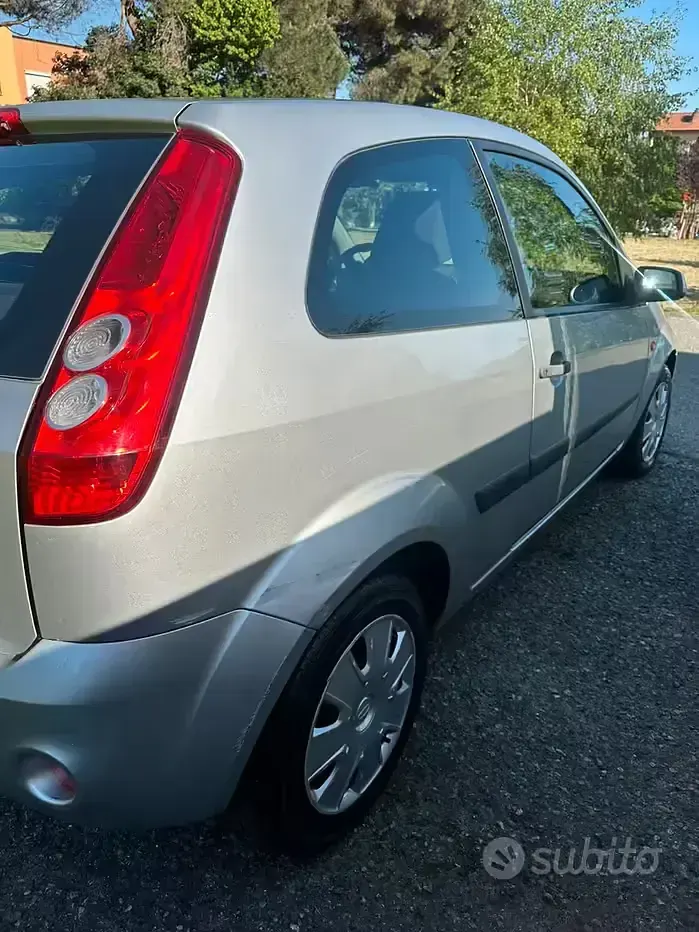 Usata Ford Fiesta 75 CV (55 kW) 2006 Grigio Utilitaria