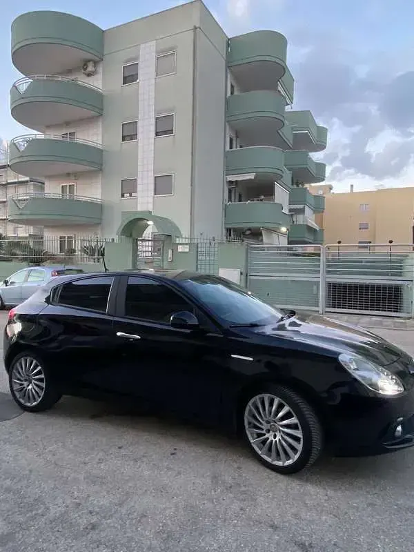 Usata Alfa Romeo Giulietta Distinctive 105 CV (77 kW) 2015 Nero Utilitaria